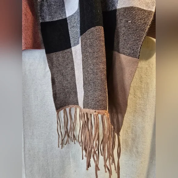 Open Front Sweater - Black, White, Tan - Picture 3 of 4